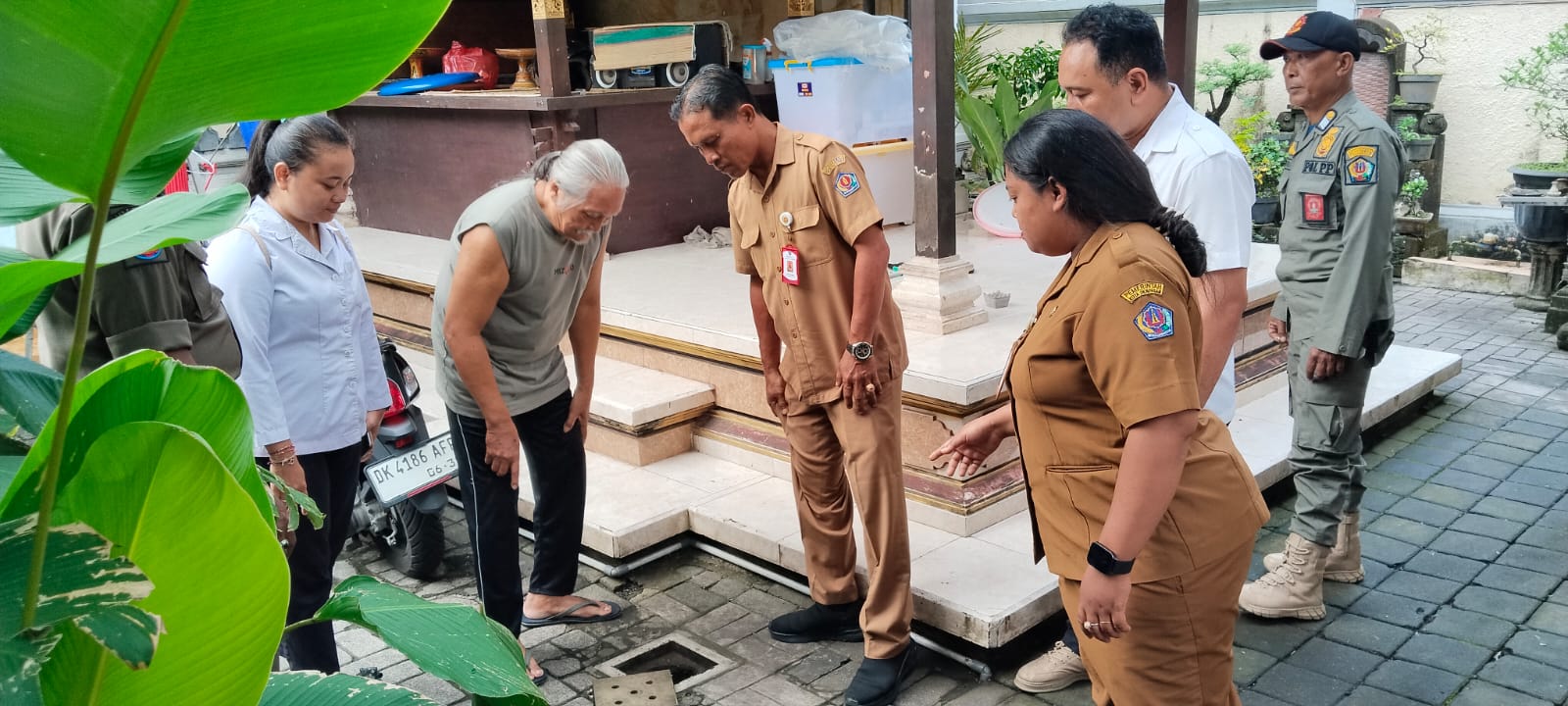 Monitoring pengelolaan sampah dri Camat Tantrib ke Warga Desa Dangin Puri Kaja