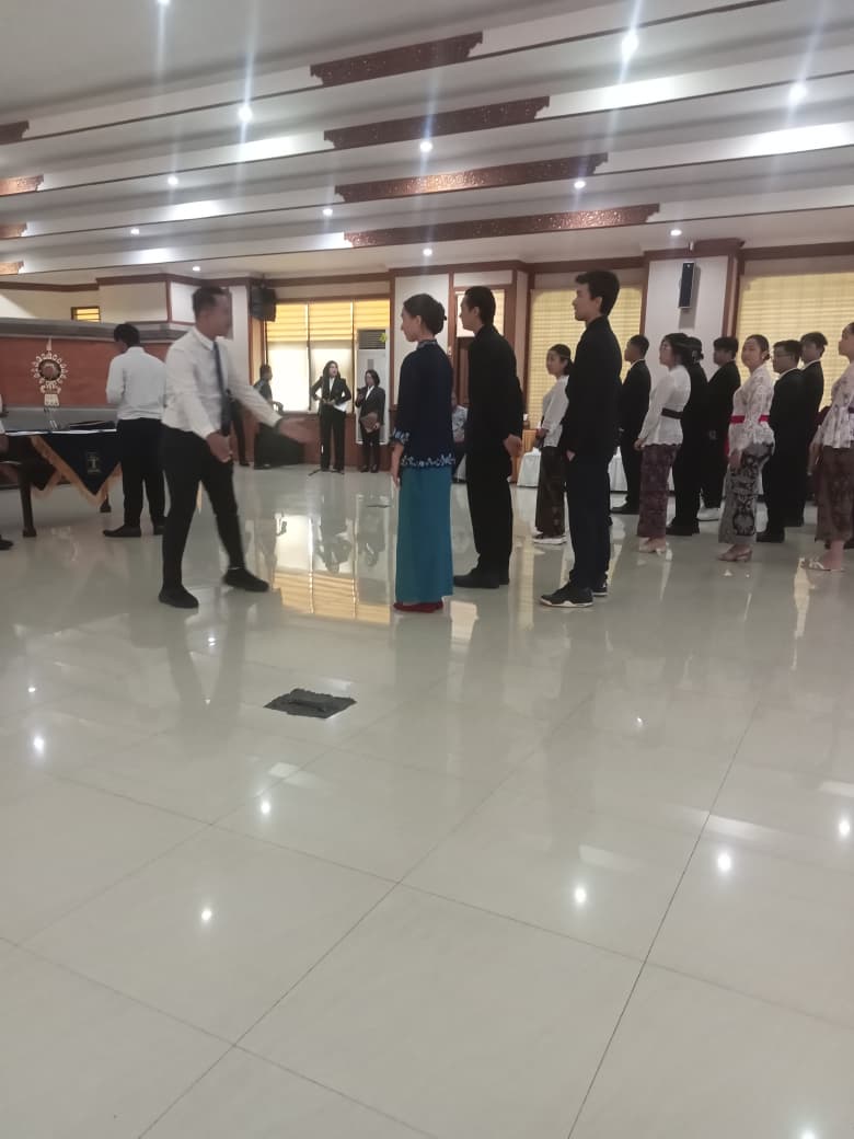 Menghadiri Kegiatan Pengambilan Sumpah Pindah Kewarganegaraan WNI di Kantor Kemenkumham Propinsi. 
