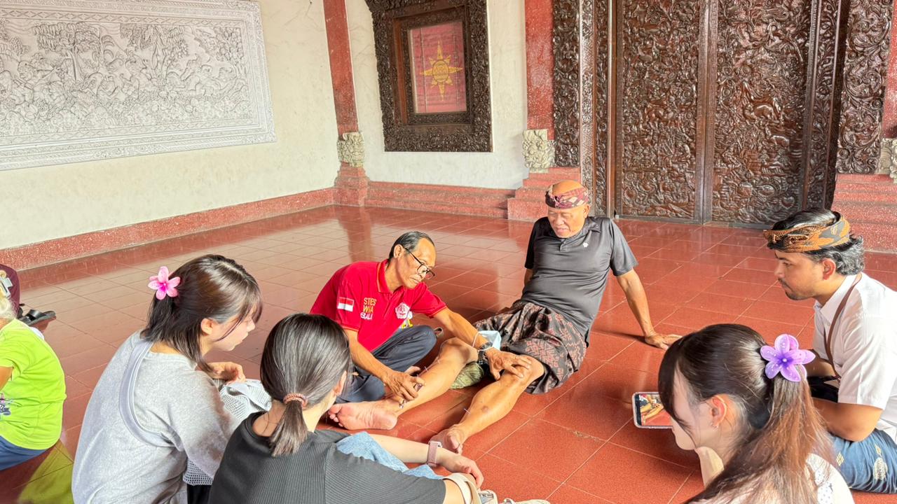 Kegiatan Pengabdian Masyarakat tentang Fungsi Terapi Kompleenter yang di laksanakan  di Br Tainsiat 