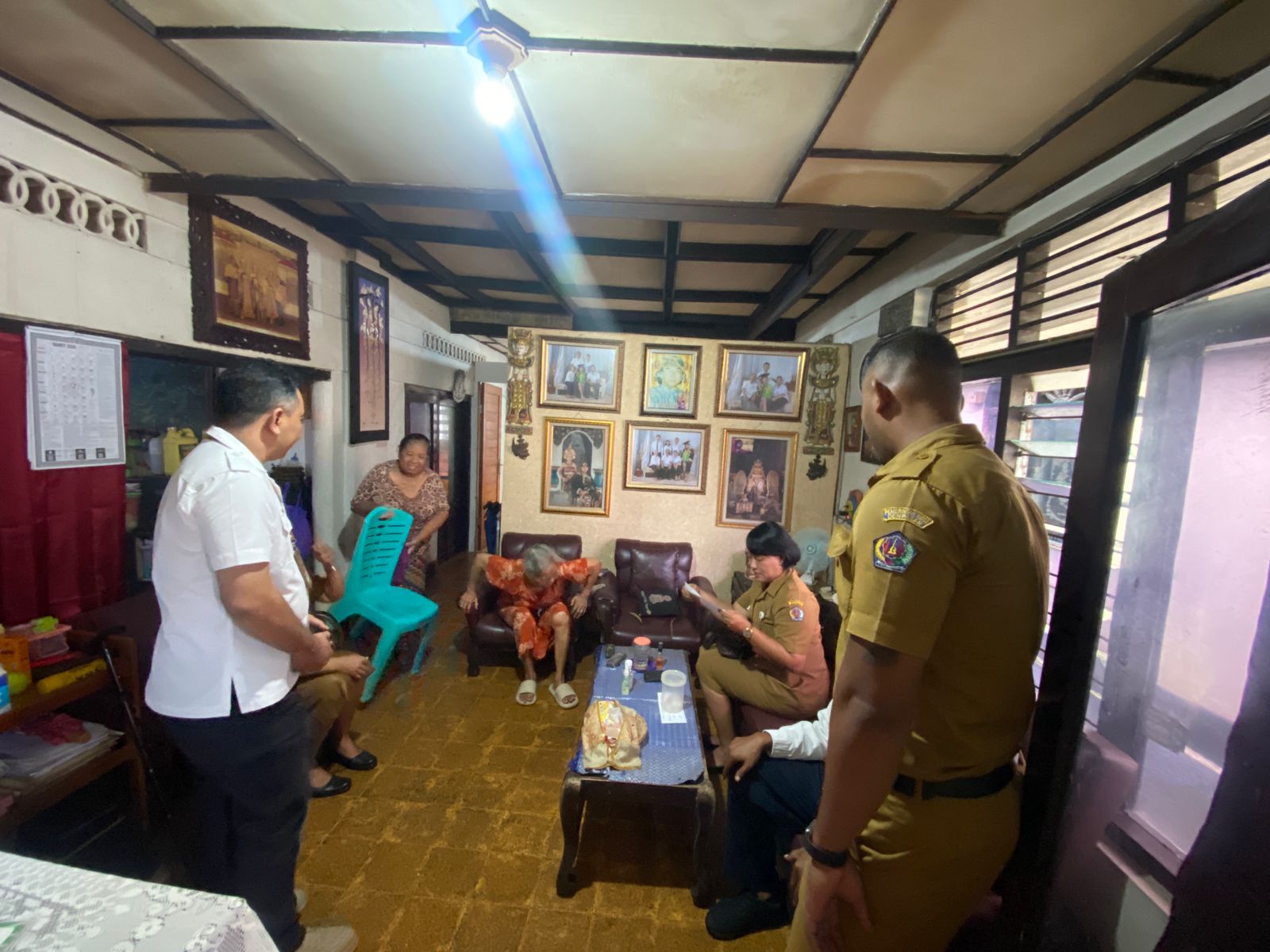 Penyerahan sembako dari dinas sosial