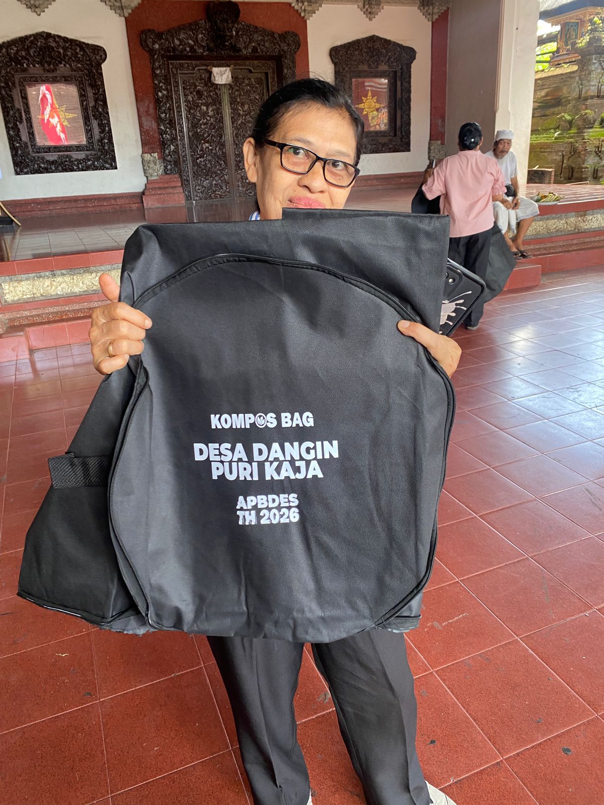 Pembagian Compost Bag di Dusun Tainsiat